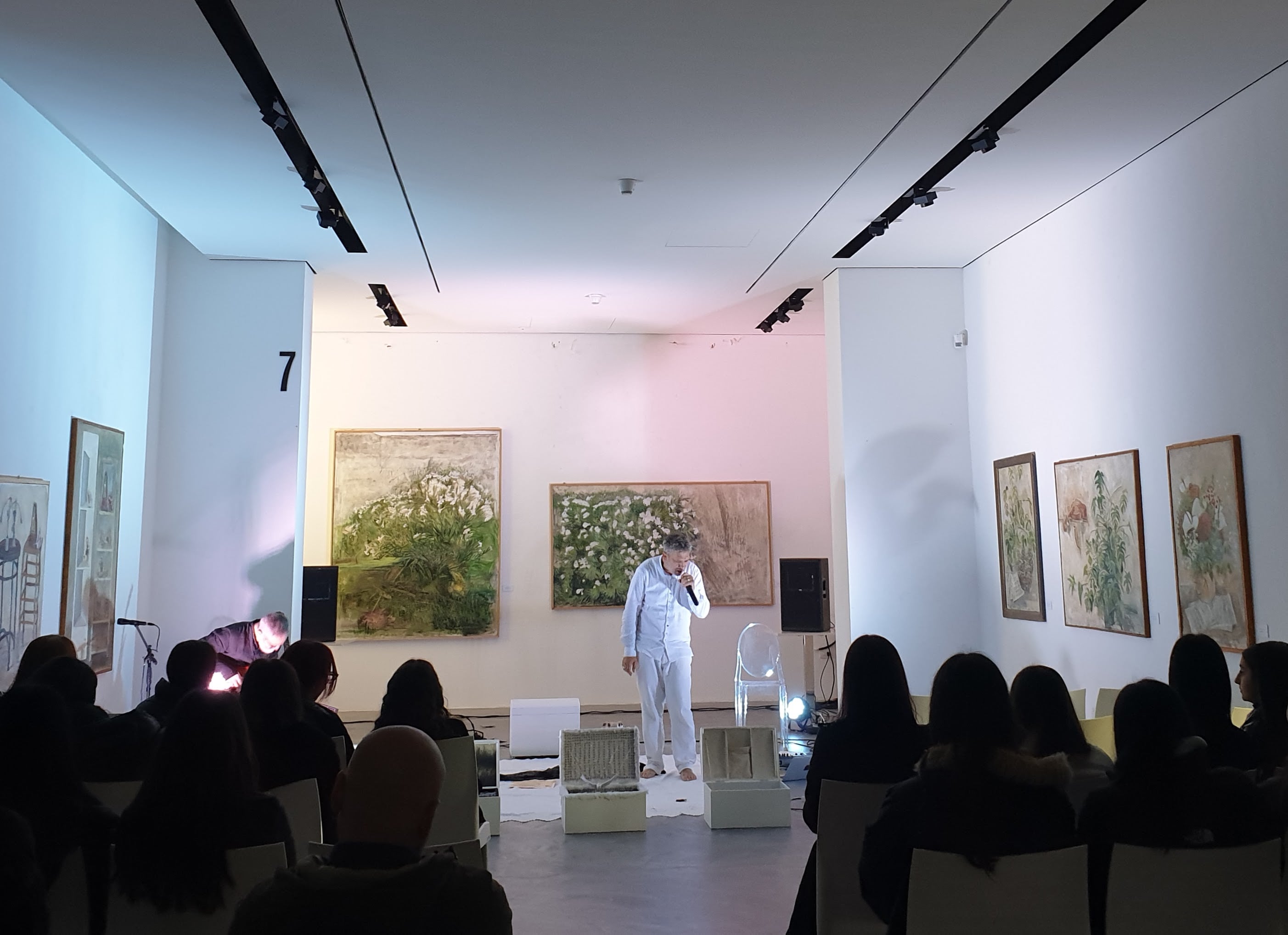 Performance alla GAMC di Viareggio, immagine a campo lungo