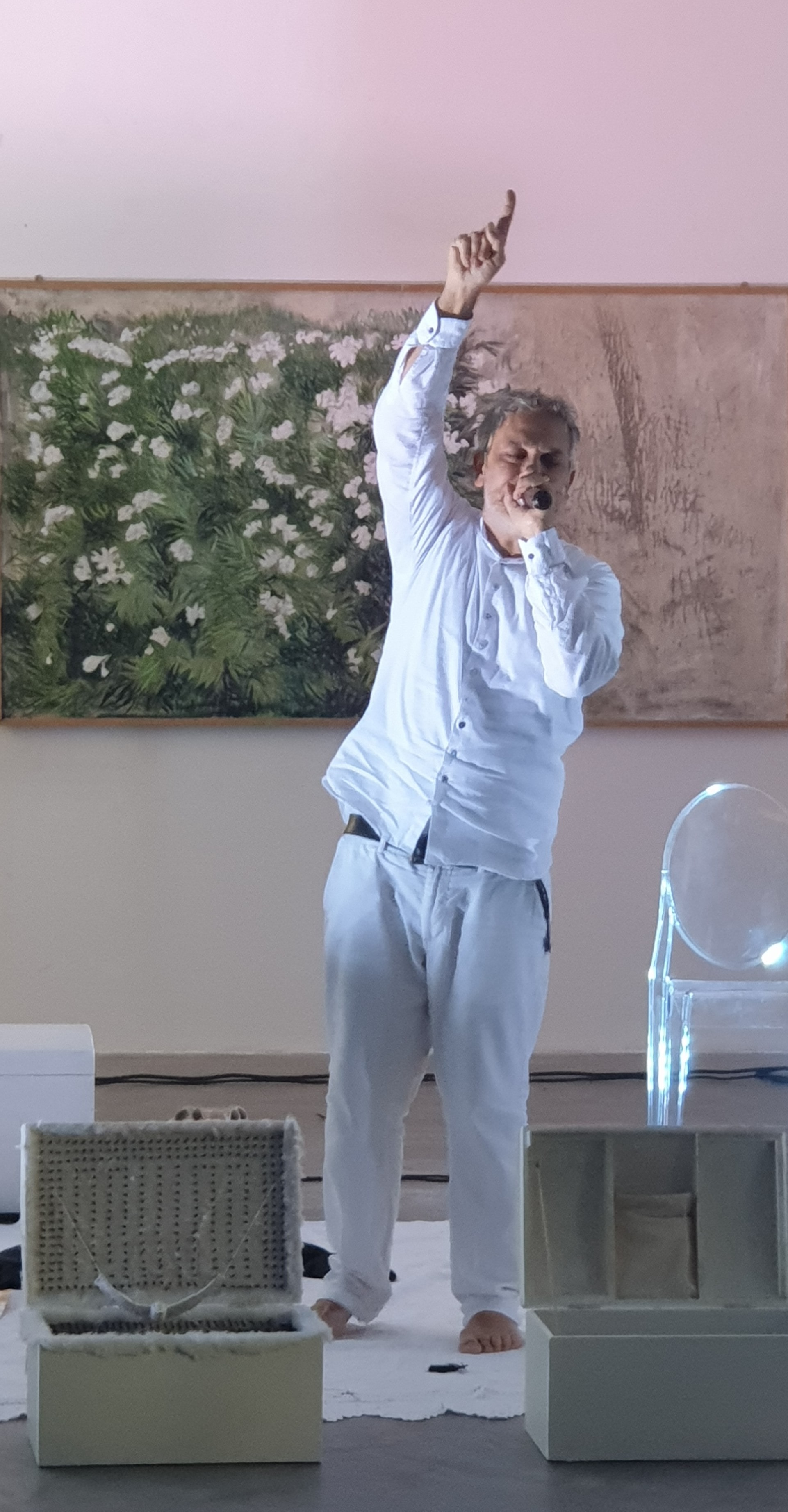 Performance alla GAMC di Viareggio, Vezzani esegue un brano