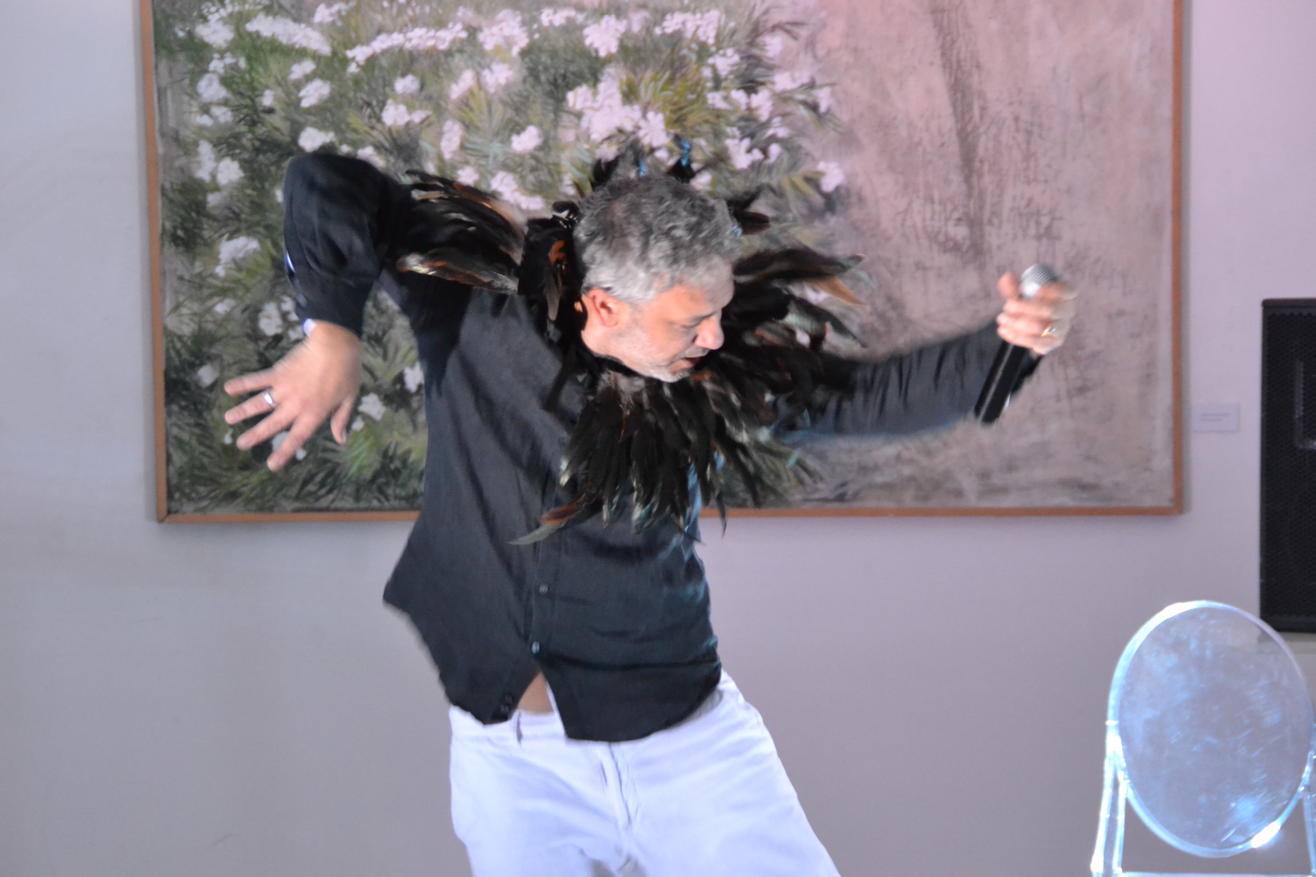 Performance alla GAMC di Viareggio, interpretazione durante la performance con piume nere